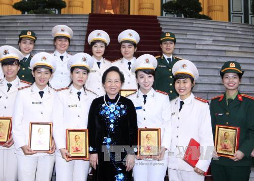 ຮອງປະທານປະເທດຫງວຽນທິຢວານຕ້ອນຮັບຄະນະຜູ້ແທນຊາວໜຸ່ມກອມມູນິດໂຮ່ຈີມິນຂອງກຳລັງຕຳຫຼວດແລະກອງທັບ